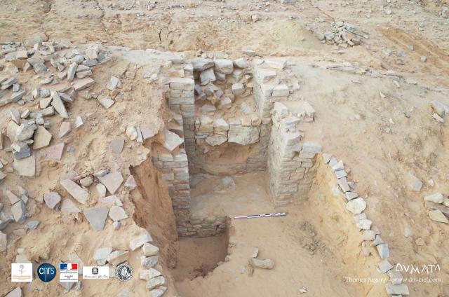 Gate in the western enclosure